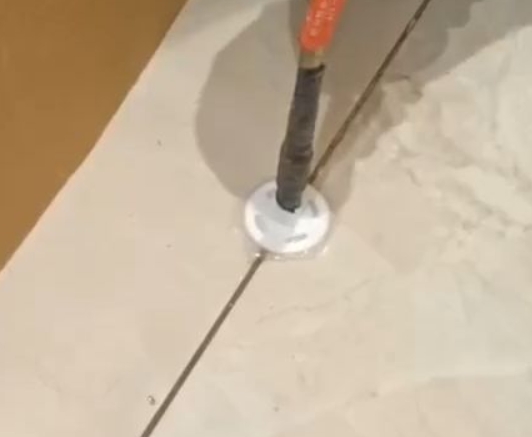 黄石港瓷砖空鼓维修公司专业解答瓷砖在铺贴过程中，如果没有涂抹均匀到位的粘结材料（如水泥砂浆或瓷砖胶），可能会导致以下问题